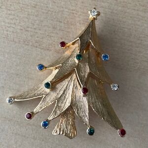 Jonette Signed JJ Multi Colored Rhinestone Gold Tone Christmas Tree Brooch Vtg